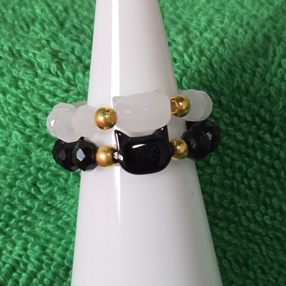 Cat Beaded Stretch Rings – 2 Piece Set Black & White Stacking Adjustable Jewelry - Picture 4 of 8